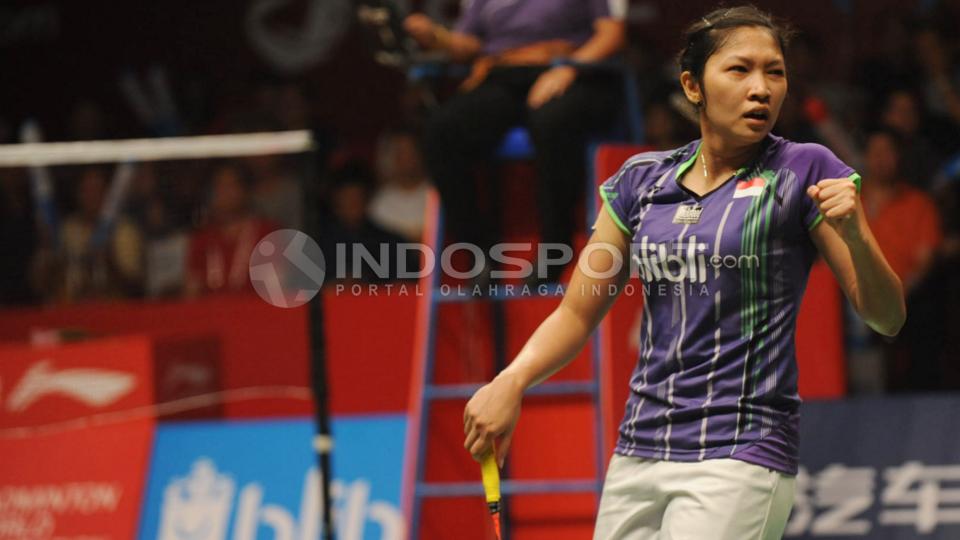 Pebulutangkis tunggal putri Indonesia, Lindaweni Fanetri mengepalkan tangannya usai meraih poin dari Sania Nehwal dalam babak semifinal Kejuaraan Dunia BWF 2015 di Istora Senayan, Jakarta, Sabtu %2